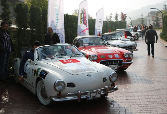 Sakarya’da Klasik Araçlarla ’Cumhuriyet Rallisi’ Gerçekleşti