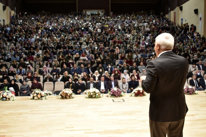 İlahiyatçı Nihat Hatipoğlu’dan Hadis Vurgusu