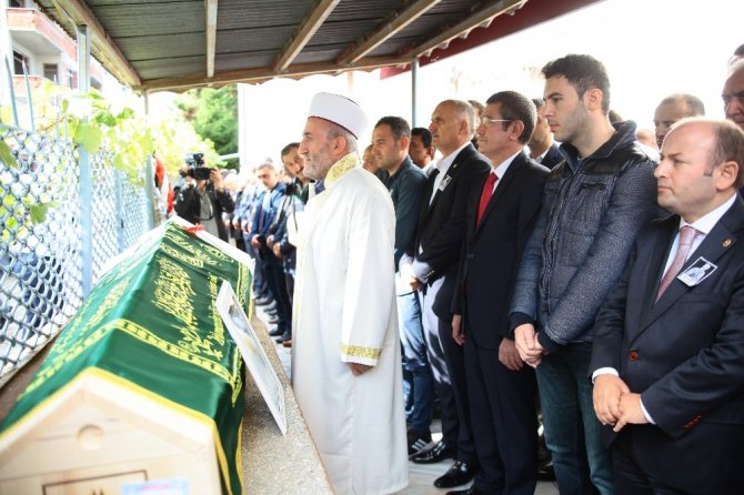 Bakan Canikli Giresun’da Cenazeye Katıldı