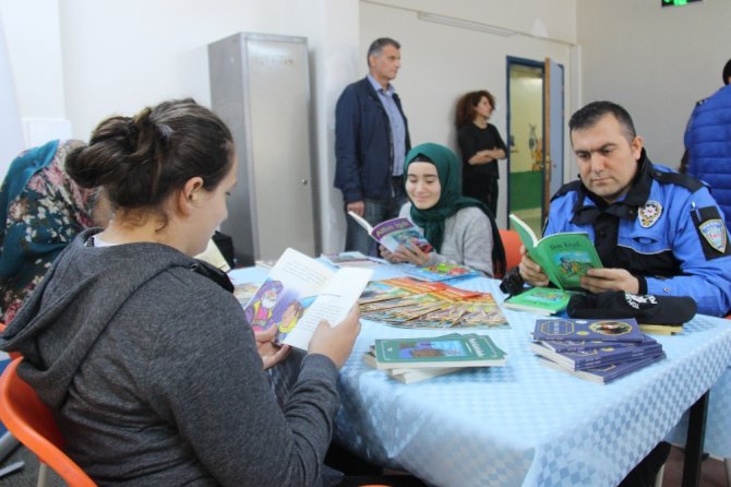 Polisler Ve İşitme Engelli Öğrenciler Birlikte Kitap Okudu