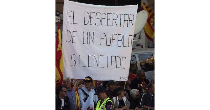 Bölünmeye Karşı Çıkan Binler Barcelona Sokaklarında