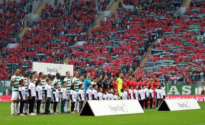 Bursa’da Tribünler Kırmızı Beyaza Boyandı