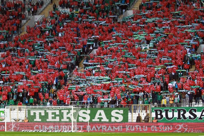 Bursa’da Tribünler Kırmızı Beyaza Boyandı
