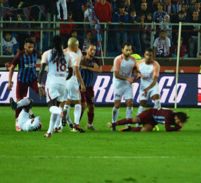 İlk Yarıda Gol Yok, 2 Kırmızı Var