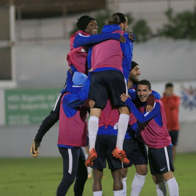 Trabzonspor Yağmur Altında Çalıştı