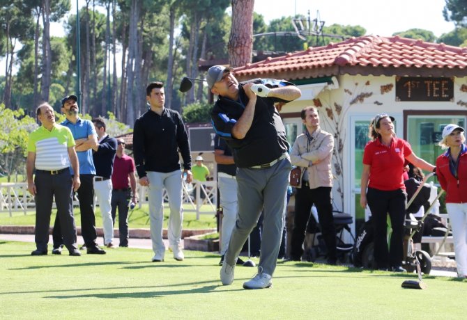 Bakan Çavuşoğlu Golf Turnuvasında Mücadele Ediyor