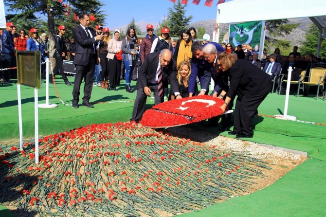 Demirel Doğum Gününde Anıldı