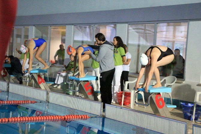 Görme Engelli 3 Kardeş Yüzerek Hayata Tutunuyor