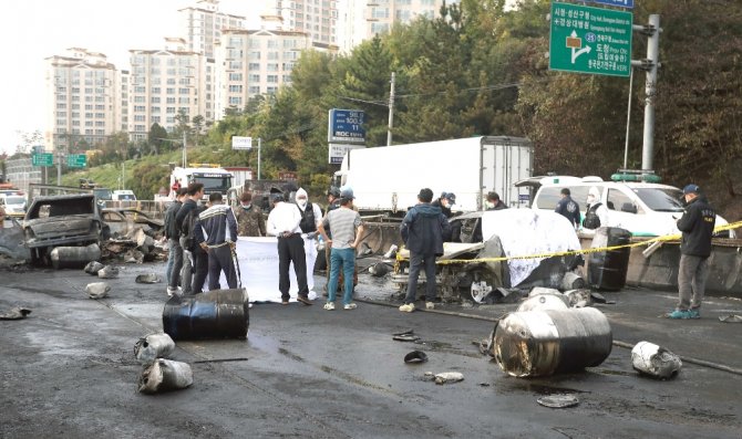 Yola Saçılan Petrol Varilleri 9 Aracı Yaktı