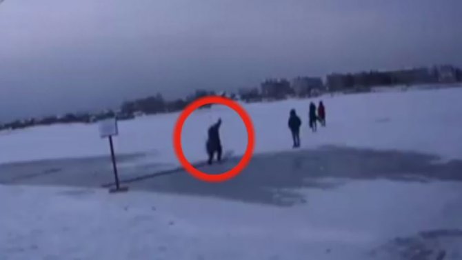 Buz Kırıldı Kadın Suya Gömüldü: O Anlar Kamerada