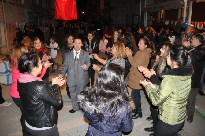 Down Sendromlu Gence Düğün Gibi Doğum Günü