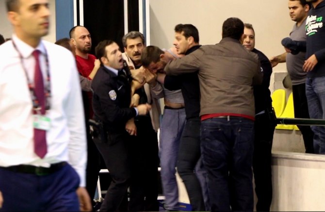 Basketbol Maçında Yumruklar Konuştu