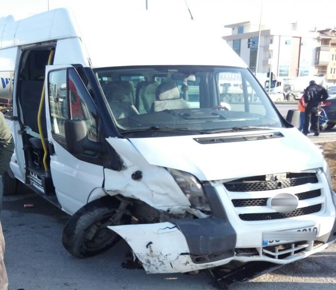 Öğrenci Servisi Kaza Yaptı: 9 Yaralı