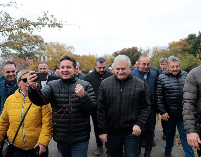 Başbakan Yıldırım Gazetecilerle Sabah Yürüyüşü Yaptı