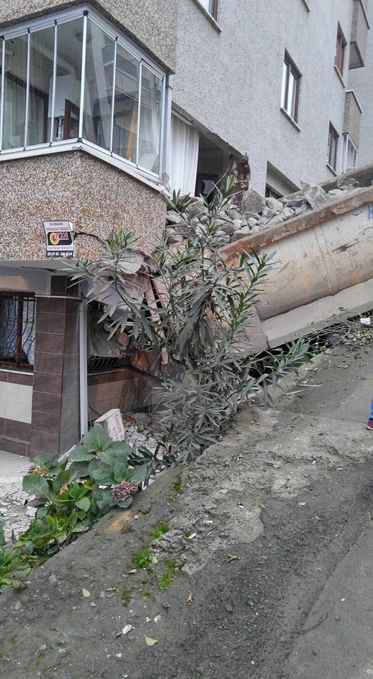 Hafriyat Kamyonu Geri Kayarak Evin Duvarını Yıktı