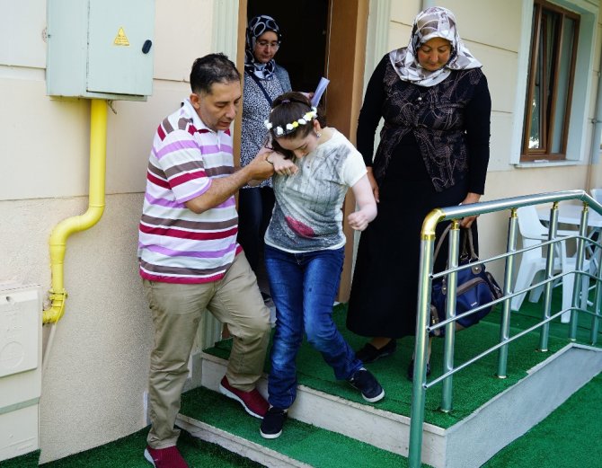 22 Yaşında Yürümeye Başladı