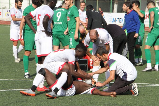 Çarpışan Futbolcular Hastanelik Oldu