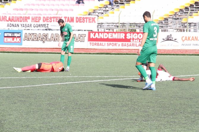Çarpışan Futbolcular Hastanelik Oldu