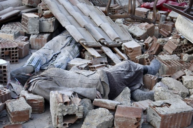 Deprem Gerçeğine Sokak Tiyatrosuyla Dikkat Çektiler