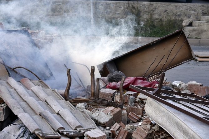 Deprem Gerçeğine Sokak Tiyatrosuyla Dikkat Çektiler