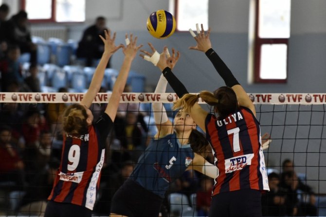 Bayanlar Voleybol 1. Ligi: Gümüşhane Belediyesi Gençlerbirliği: 1 - Ted Ankara Kolejliler: 3
