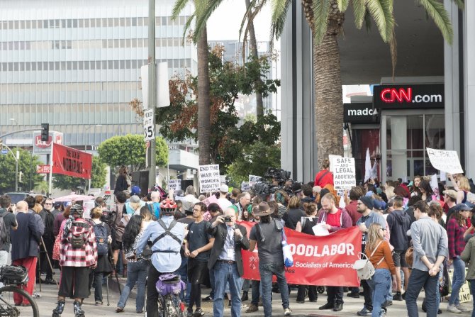 Harvey Weinstein’ı Protestolar Sürüyor