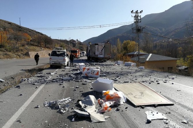 Gümüşhane-bayburt Karayolunda Tır’lar Çaprıştı: 1 Yaralı