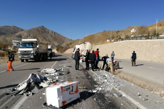 Gümüşhane-bayburt Karayolunda Tır’lar Çaprıştı: 1 Yaralı
