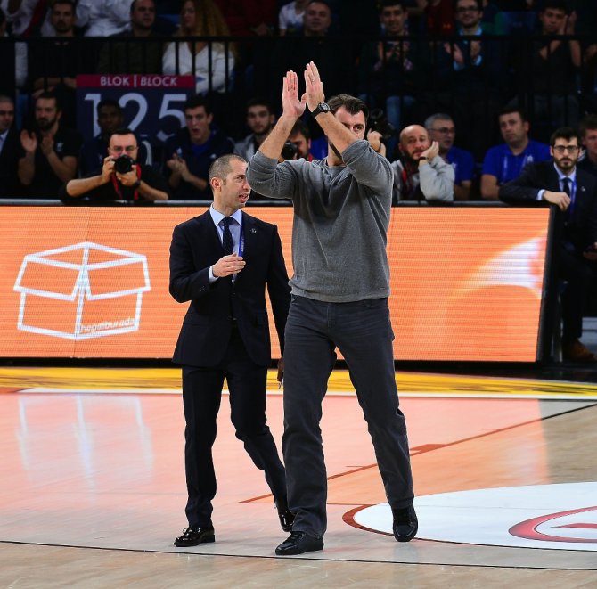 Mehmet Okur’a Plaket Verildi