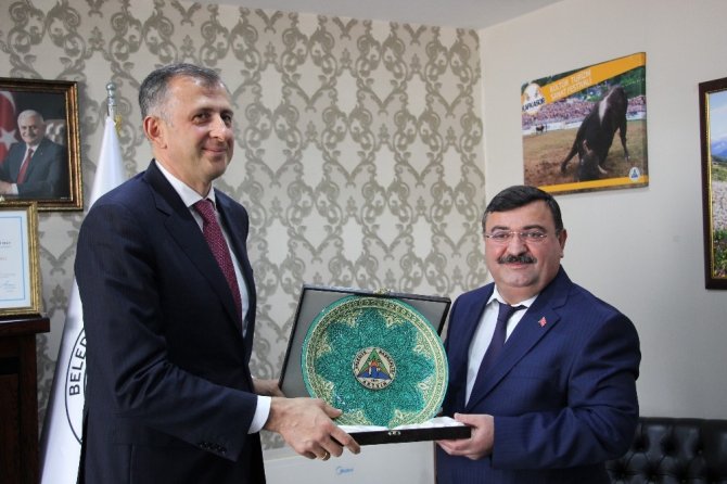 Acara Özerk Cumhuriyeti Başkanı Pataradze Artvin Belediyesini Ziyaret Etti