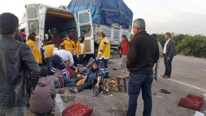 İşçileri Taşıyan Minibüs Kamyonla Çarpıştı: 1 Ölü, 24 Yaralı
