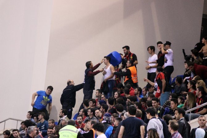 Eskişehir Basket-f.bahçe Doğuş Maçı Öncesi Gergin Anlar