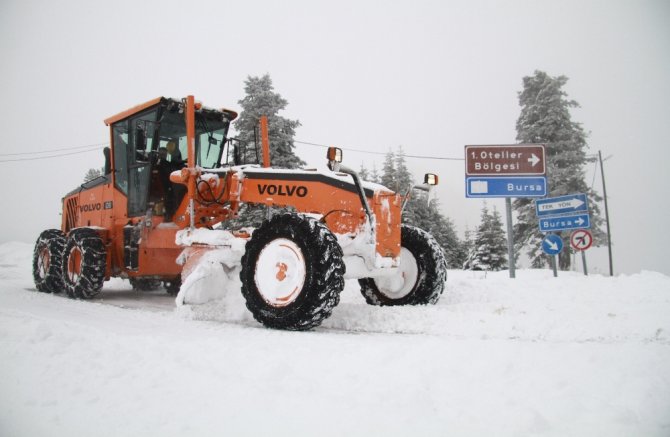 Kar Kalınlığı 1 Metreye Ulaştı, Araçlar Yolda Kaldı