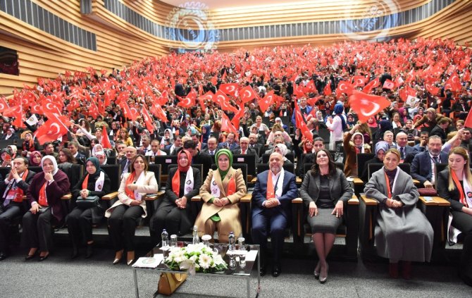 Emine Erdoğan Hak-iş’li Kadınlarla Buluştu