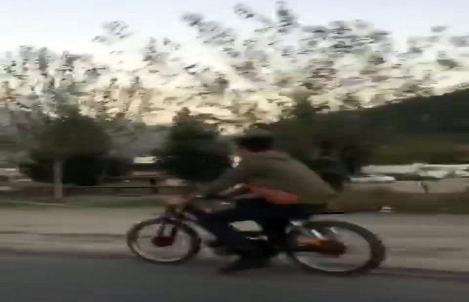 Motosikletli Gençlerin Tehlikeli Yolculuğu Kamerada