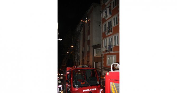 Beyoğlu’nda Korkutan Yangın: Çatıya Çıktılar