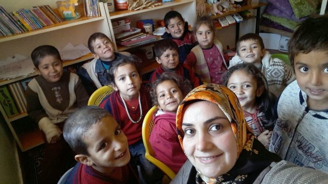 Hem Öğretmen Hem Hademe Hem De Anne