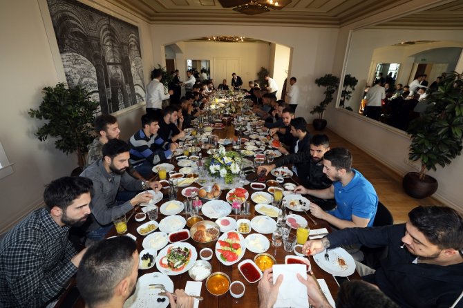 Fenerbahçeli Futbolcular Kahvaltıda Bir Araya Geldi