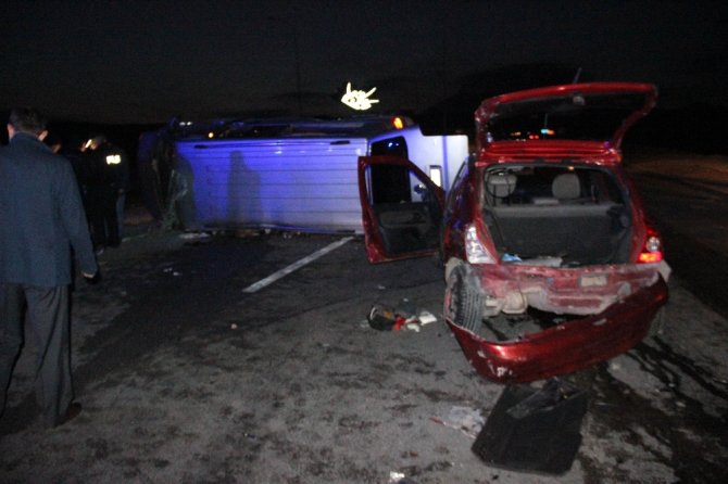 Ak Partilileri Taşıyan Minibüsle Otomobil Çarpıştı: 7 Yaralı