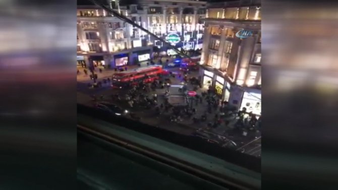 Londra’da Metro İstasyonunda Hareketli Dakikalar