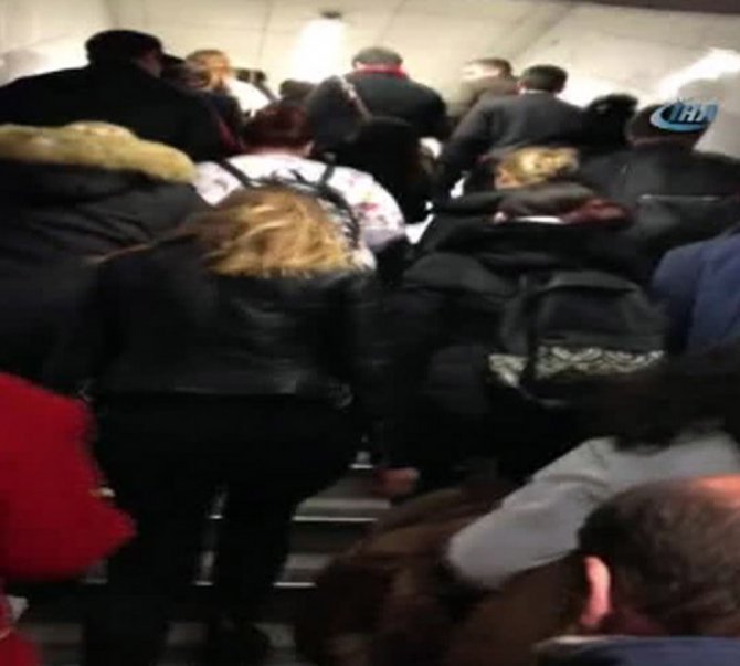 Londra’da Metro İstasyonunda Hareketli Dakikalar