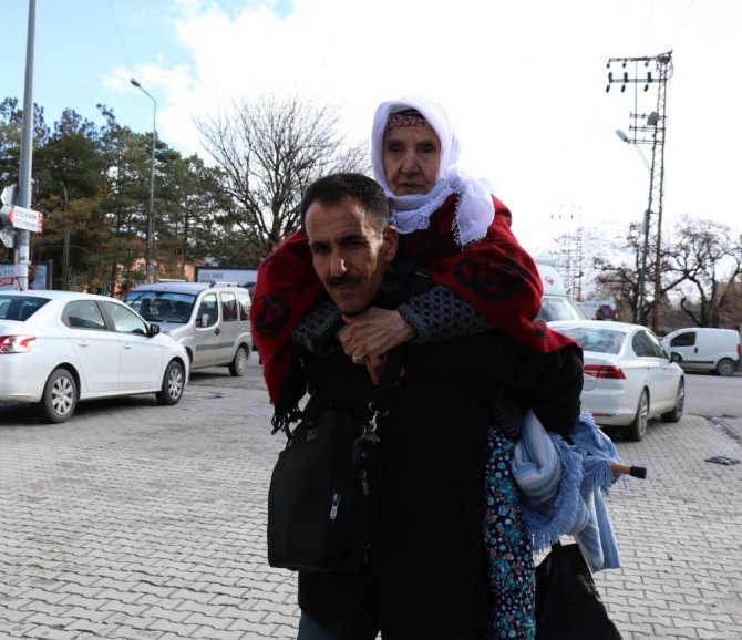 Annesini 17 Yıldır Sırtında Taşıyor