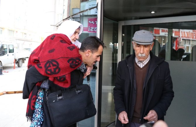 Annesini 17 Yıldır Sırtında Taşıyor