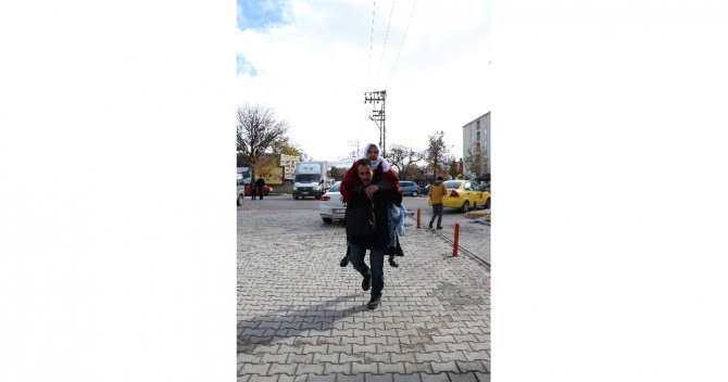 Annesini 17 Yıldır Sırtında Taşıyor