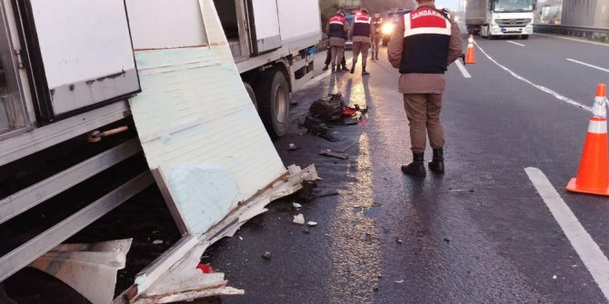 Kamyon Tıra Arkadan Çarptı: 2 Ölü