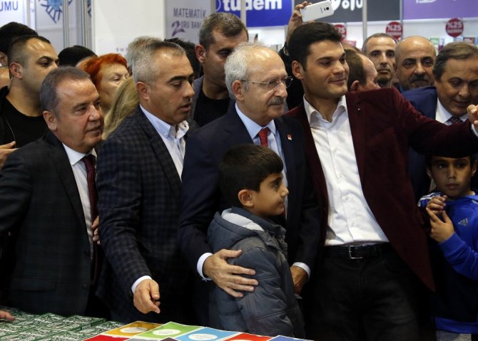 Kılıçdaroğlu, Konyaaltı Kitap Fuarı’nı Gezdi