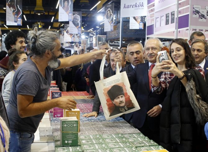 Kılıçdaroğlu, Konyaaltı Kitap Fuarı’nı Gezdi