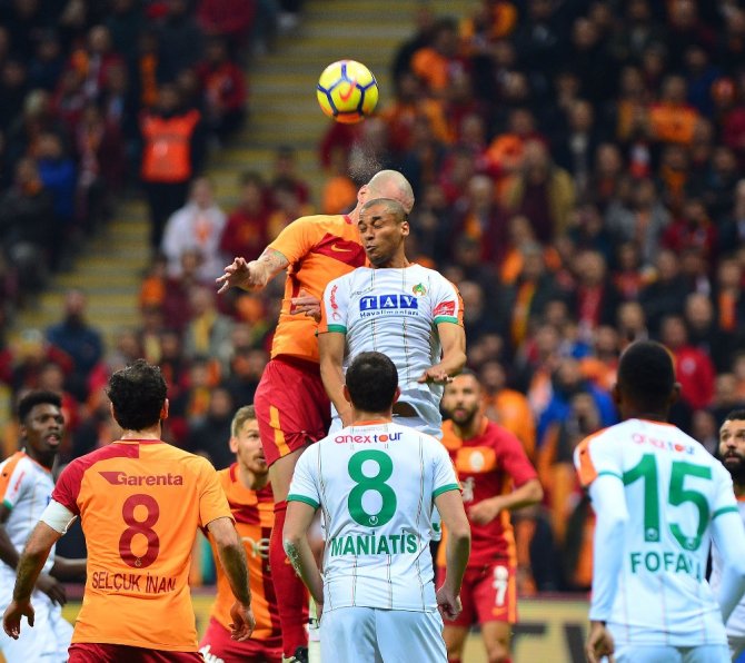 Galatasaray İlk Yarıyı Önde Geçti