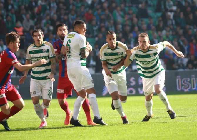 Timsah İşi İlk Yarıda Bitirdi