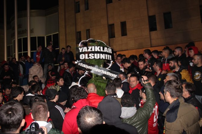 Belediye Önüne Siyah Çelenk Bıraktılar
